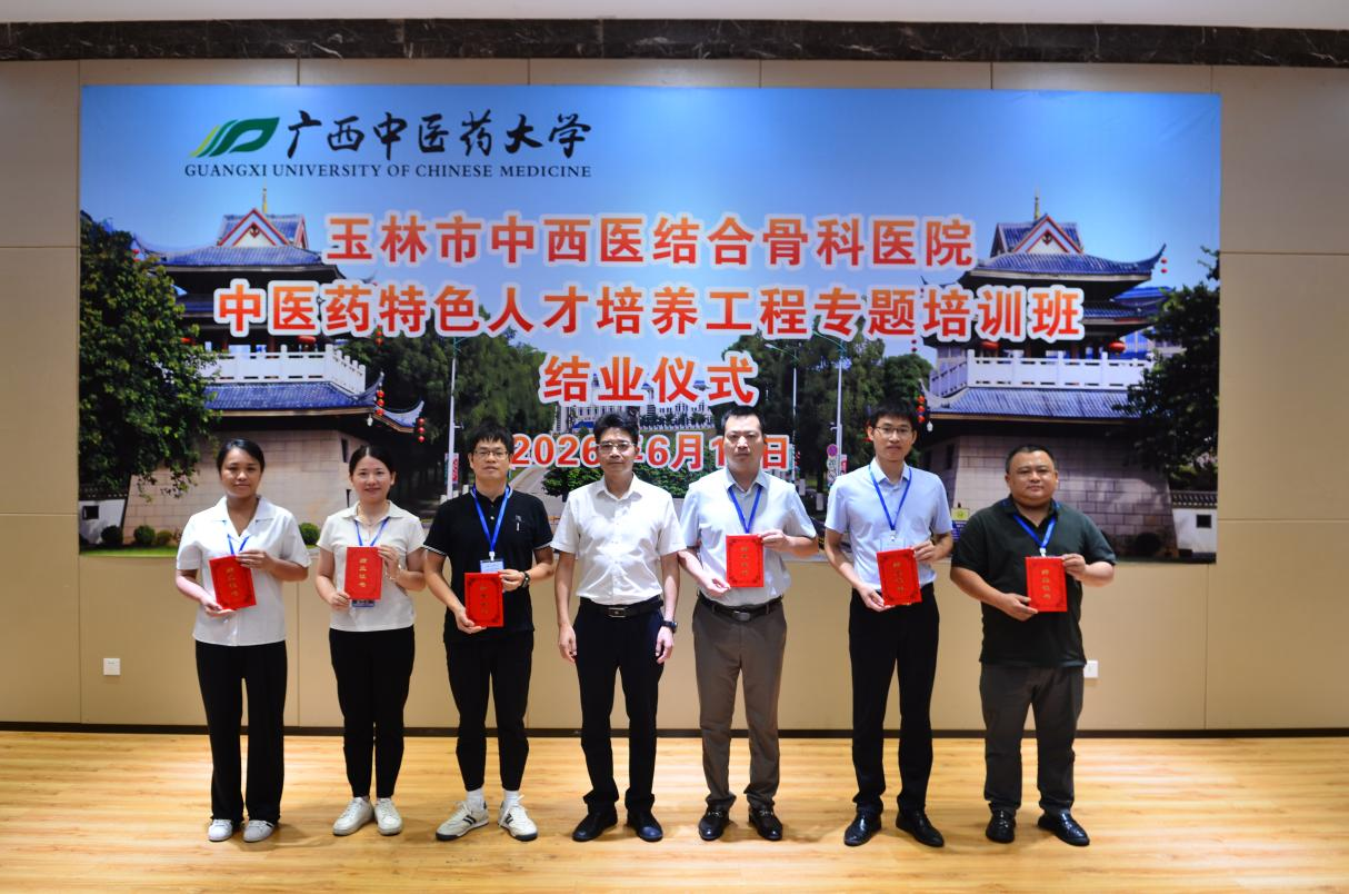 为学员代表颁发结业证书