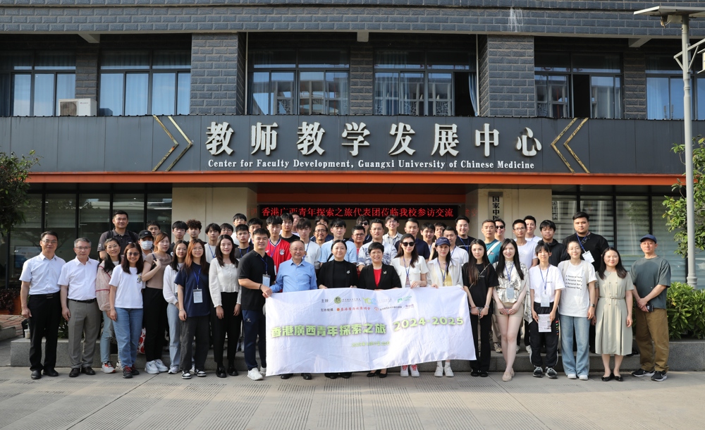 taptap官网师生代表与全体团员合影留念