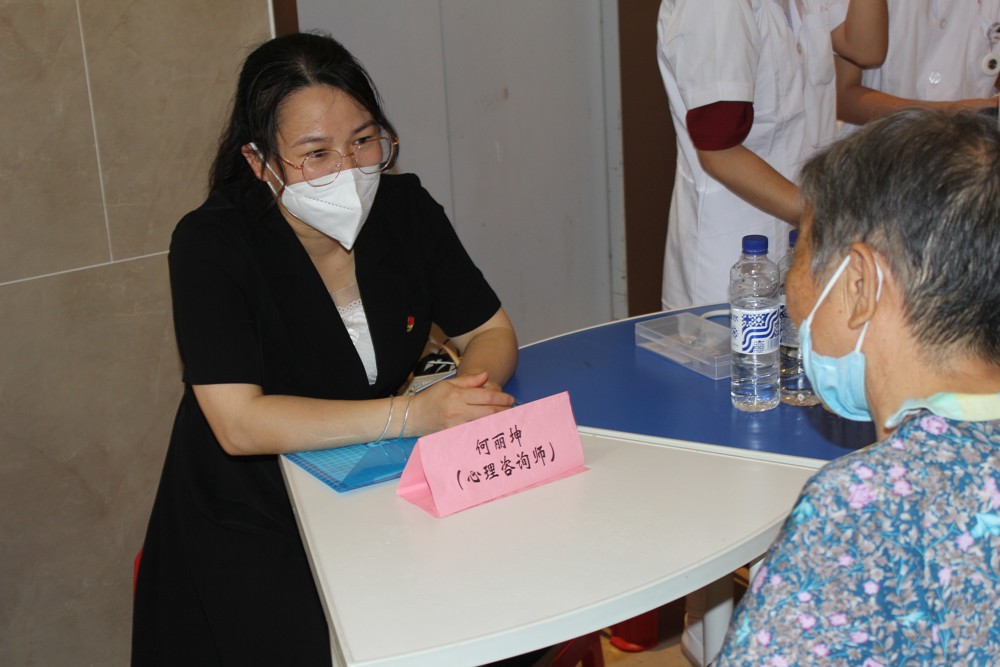 taptap官网心理咨询师在给社区居民提供心理咨询