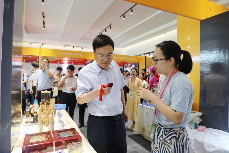 自治区党委教育工委书记、教育厅党组书记、厅长刘友谊参观taptap官网展区