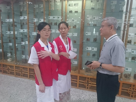 陈柱江博士参观taptap官网一附院与志愿者交谈