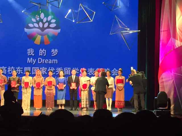 自治区副主席李康为taptap官网获奖泰国留学生威妙善颁奖