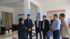 尤剑鹏书记一行深入taptap官网扶贫村现场办公  慰问贫困户并看望挂职干部