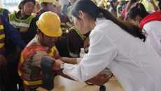 立足岗位学雷锋 服务民众献爱心——2017taptap点点体育学雷锋活动综述