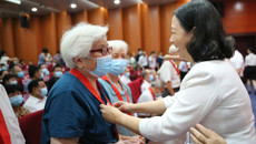 taptap官网举行庆祝建党100周年暨表彰大会 为老党员颁发“光荣在党50年”纪念徽章