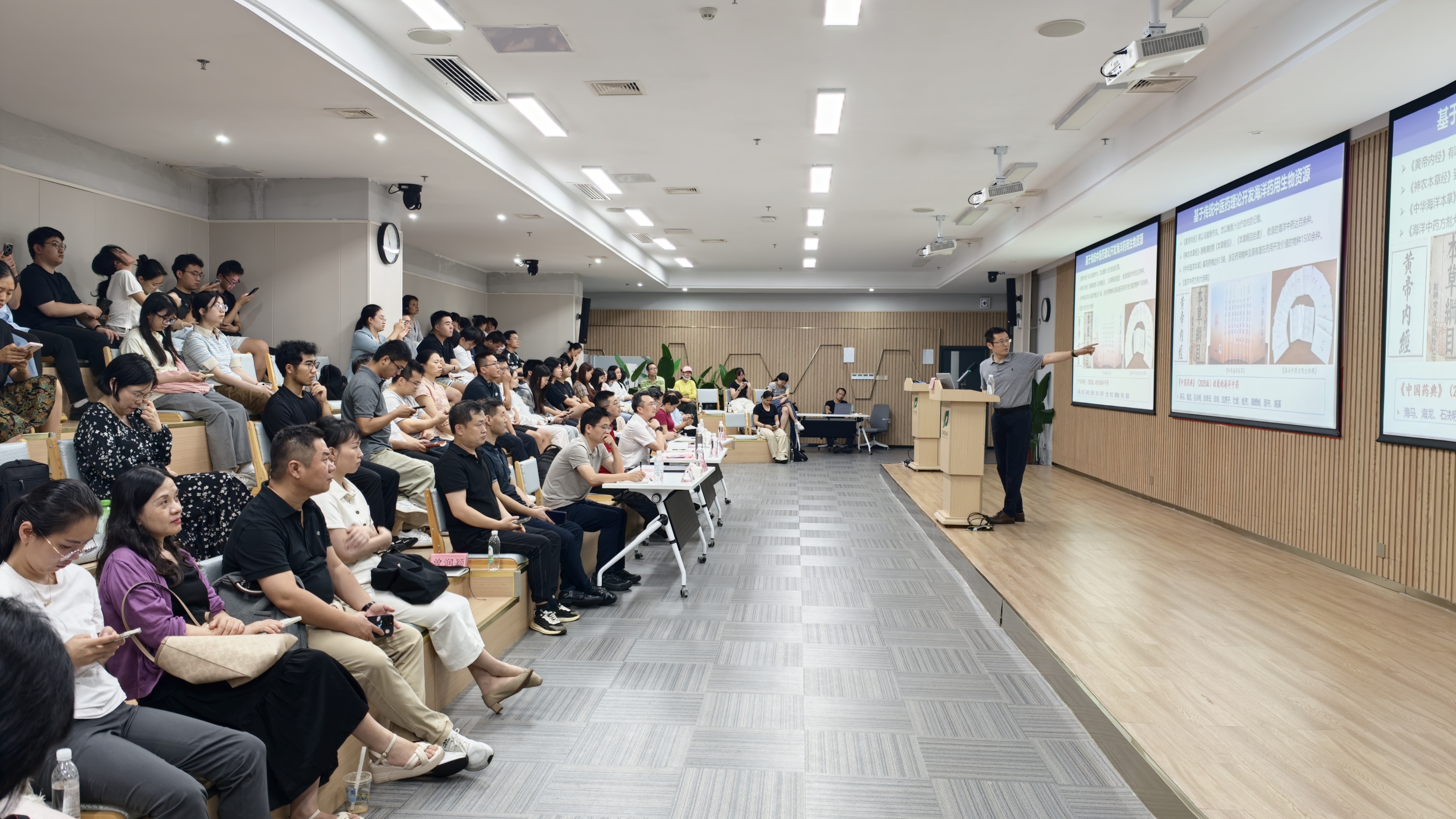 刘睿教授作报告 刘睿教授作报告
