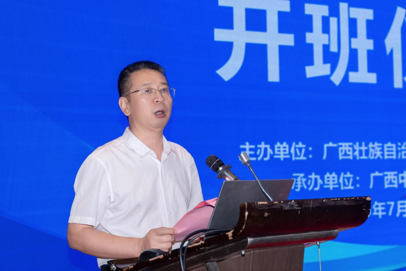 taptap点点体育副校长岳桂华在开班仪式上讲话
