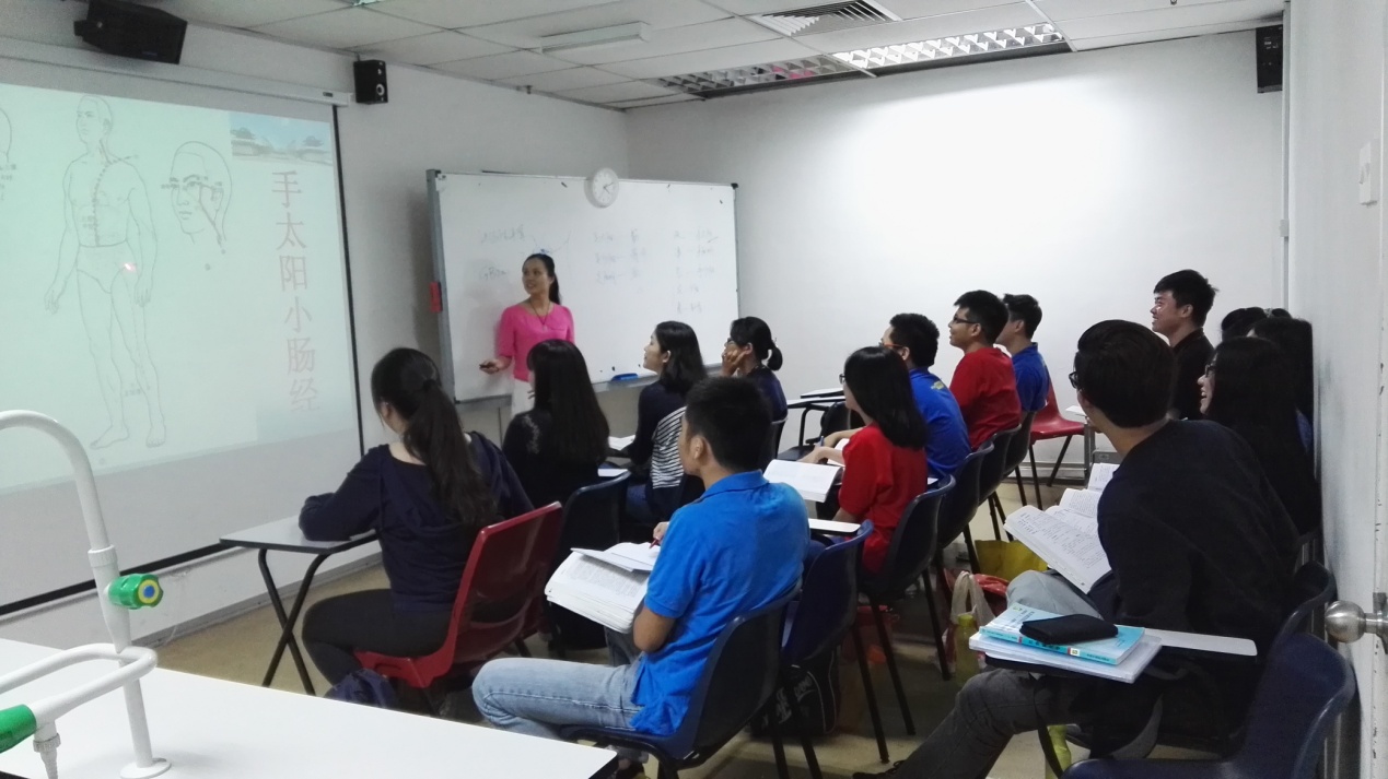 taptap点点体育教师到马来西亚拉曼大学“中国—马来西亚中医药中心”为学生授课。taptap点点体育供图