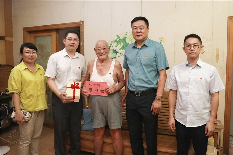 慰问老党员代表