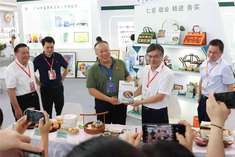 taptap点点体育第一附属医院院长谢胜给部分嘉宾赠书