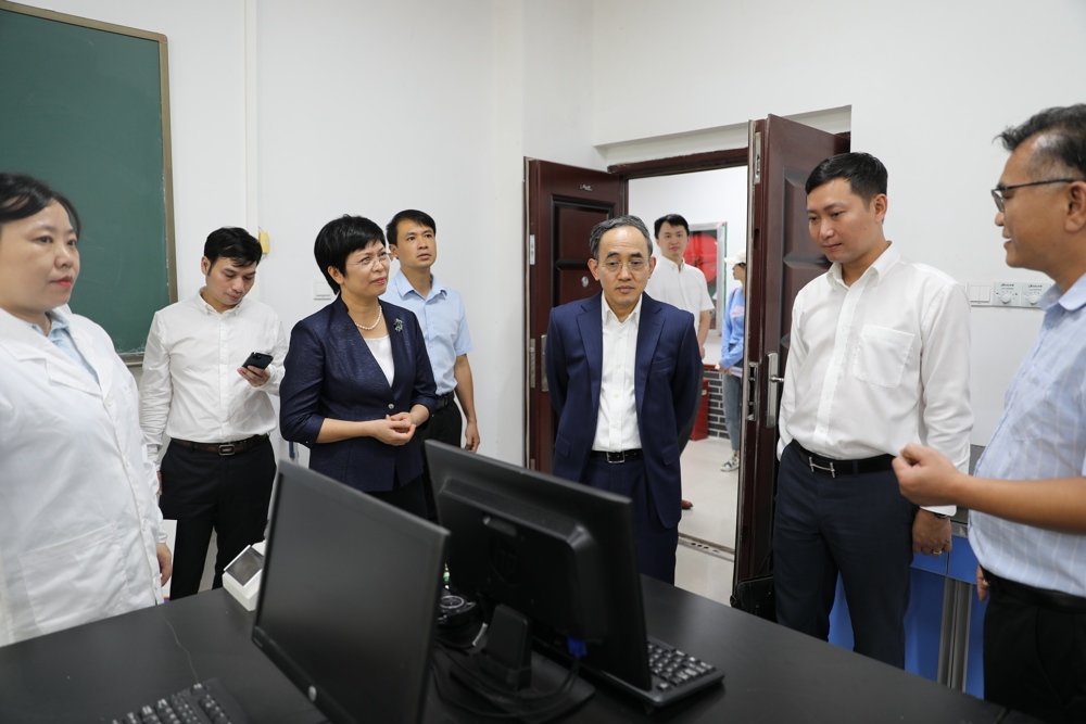 外宾参观taptap官网教学实验中心