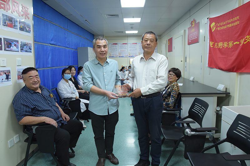 3韦思尊副院长向闭肇龙教授赠送纪念品.jpg 3韦思尊副院长向闭肇龙教授赠送纪念品.jpg