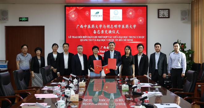 越南胡志明市医药大学代表团到访taptap官网并交换合作备忘录