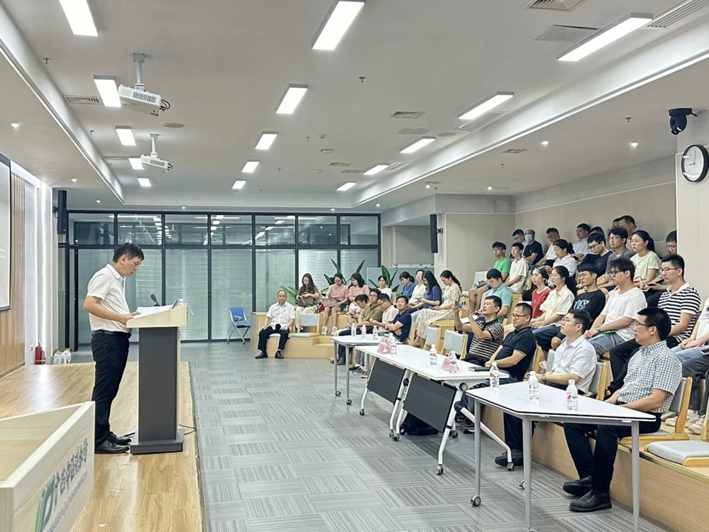 肖健主持会议