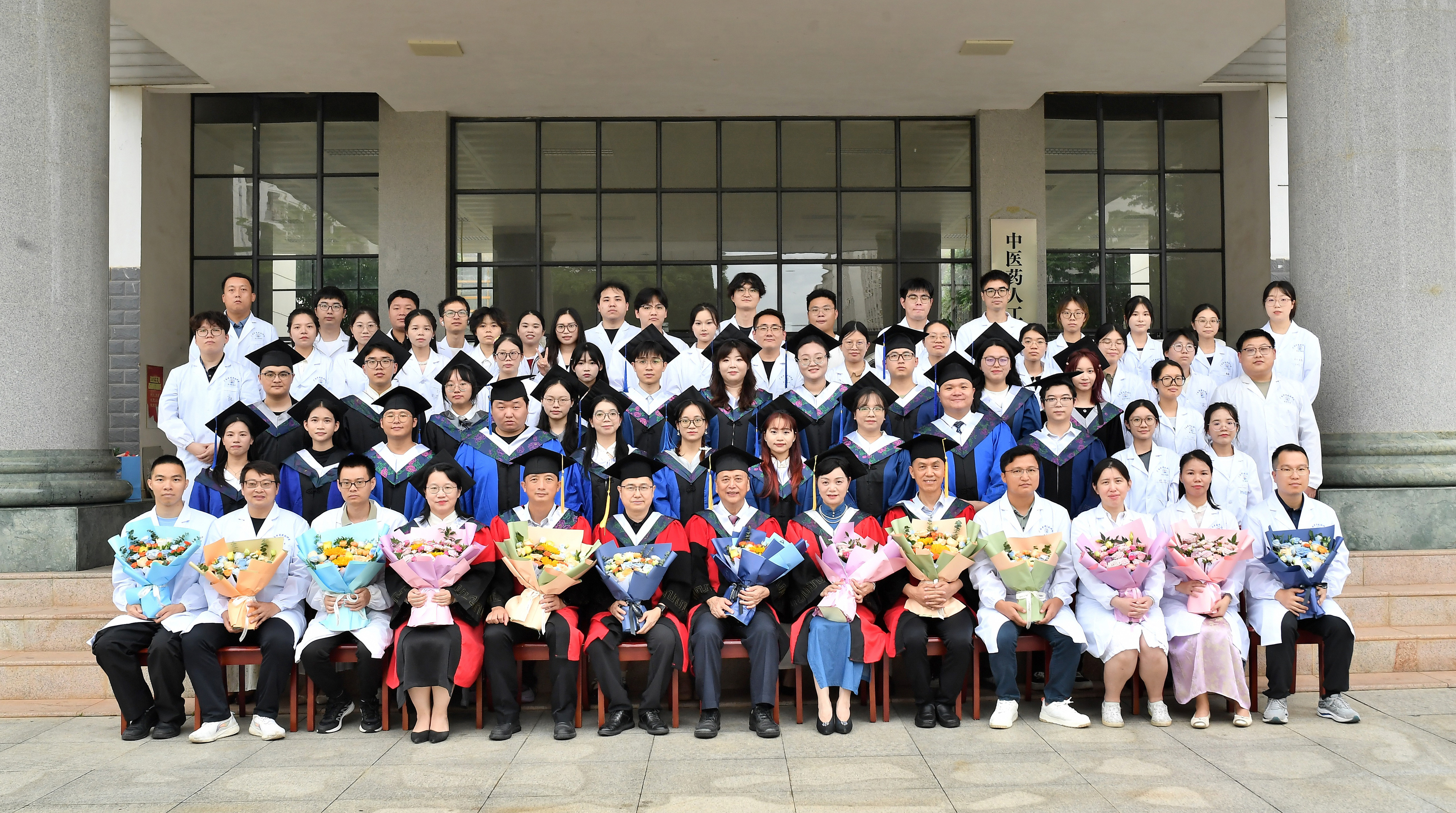毕业生与实验室老师同学合照