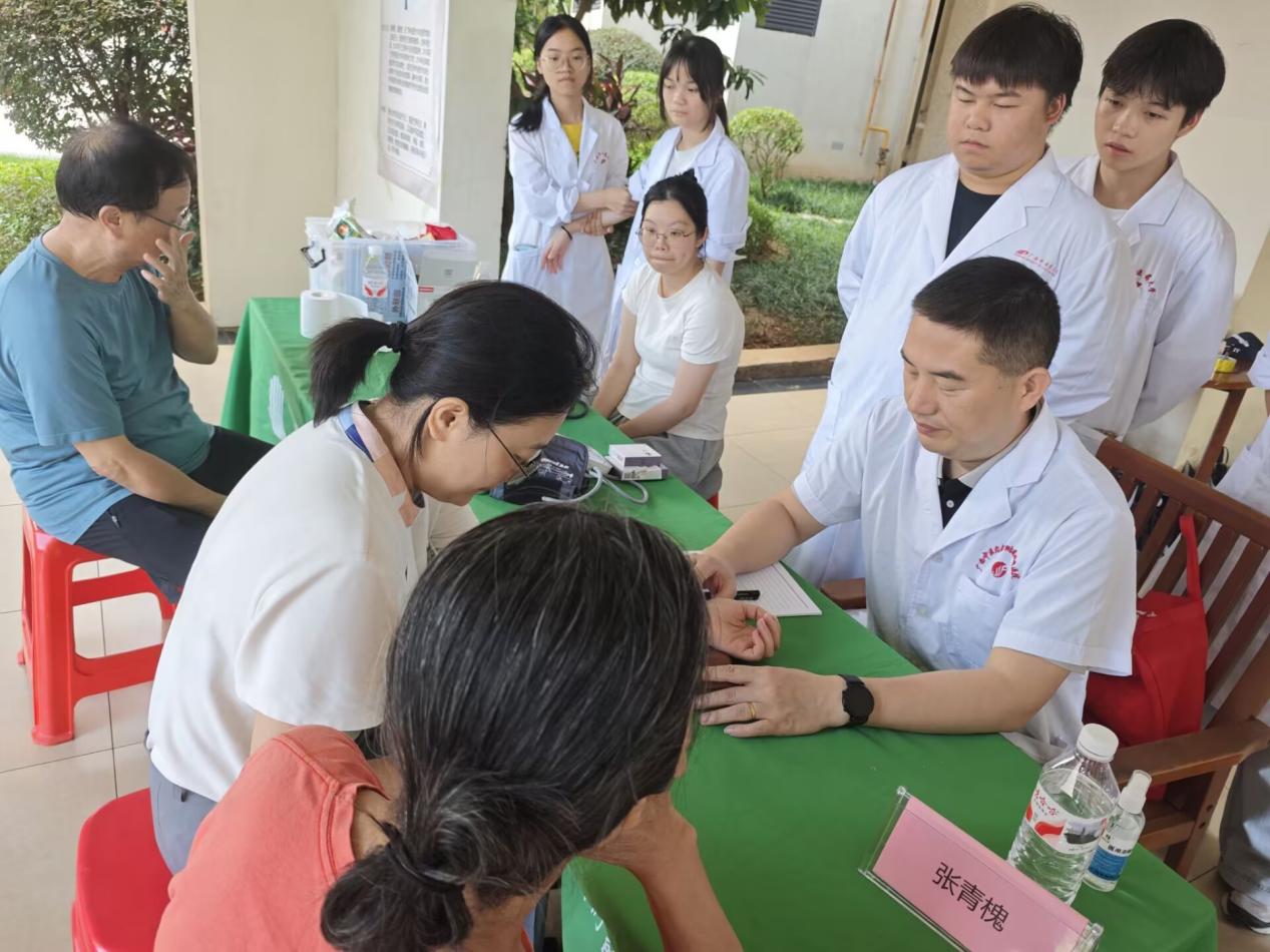 张青槐副院长带领学生进行义诊